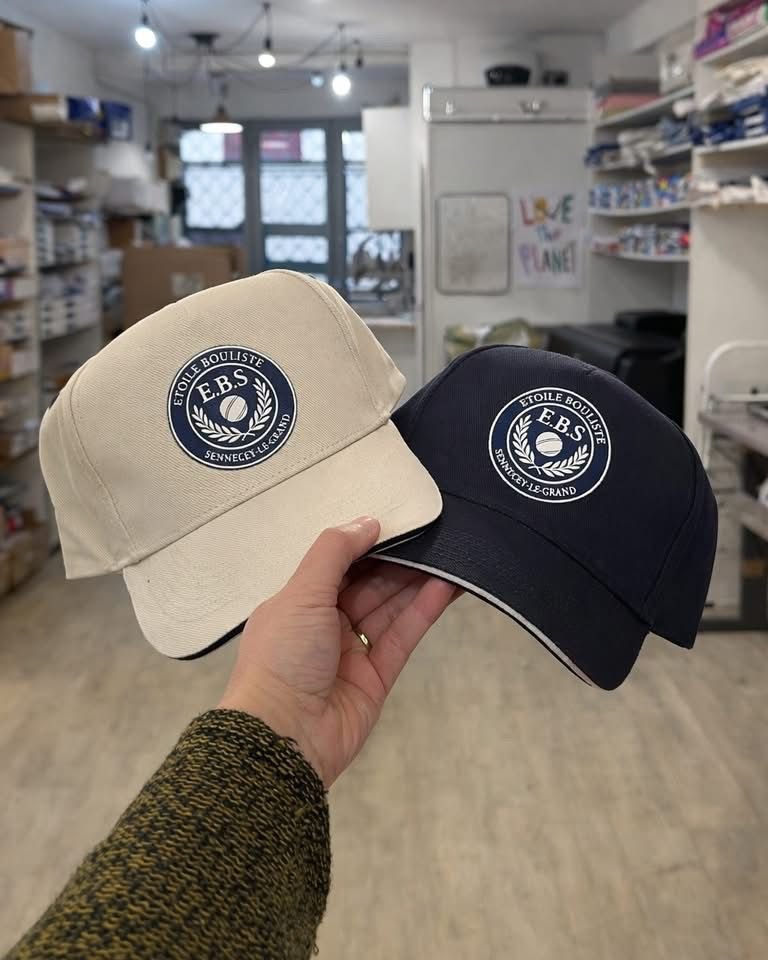 Casquettes brodées – réalisation La Petite Fabrique